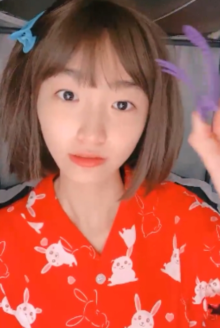 19岁学妹呜崽酱：448个视频，总大小49.9G，备受收藏