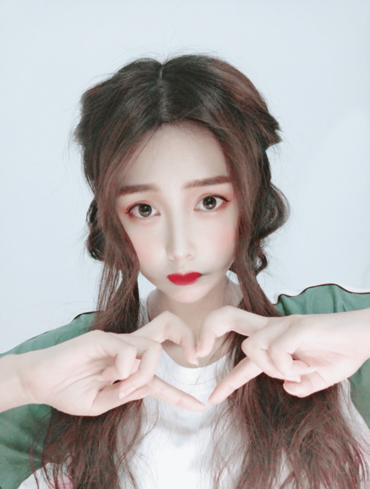 茜公举：高颜值女星直播大神，世界杯比赛粉丝互动