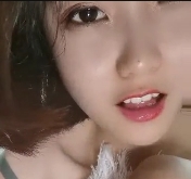 清纯大眼萌妹子在厕所放飞自我的某处拍摄，yinye百度盘