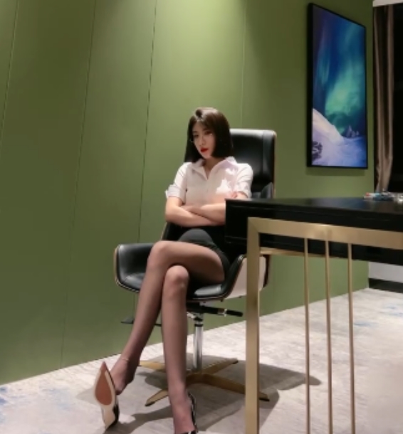 简一红色高跟套路直播合集：22个视频12G，舔脚脚丝袜踩踏全收录