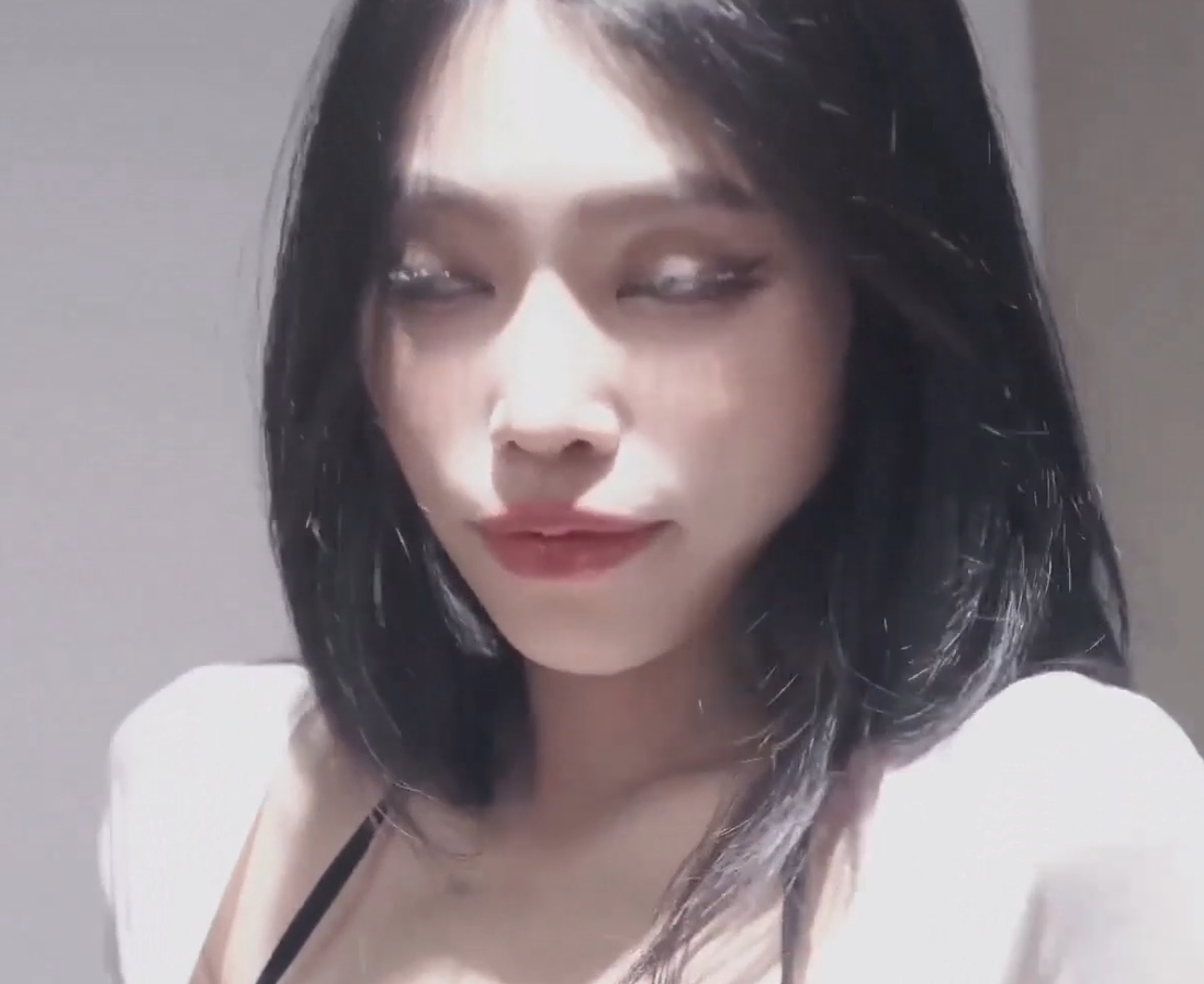 自行打包：漂亮美女牛仔裤开破洞，撅着屁屁被大物件无屏障进入花，解压密码方式，手机电脑观看