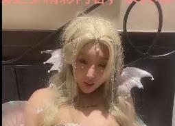 小甜甜漫展美人鱼自拍爆雷，2小时47分钟观看照片拍摄