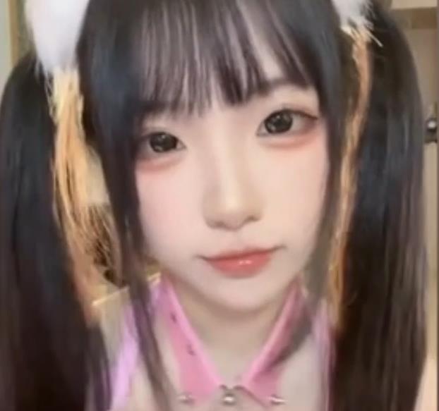 佐佐酱展示阿黑颜，宅男们来感觉了脸！1V和3.1G视频，颜值在线直播，微密圈等你来体验！