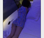 《稚嫩漂亮：网红{{网红名字}}带来的可爱女友{{杜撰一个姓名}}的魅力》