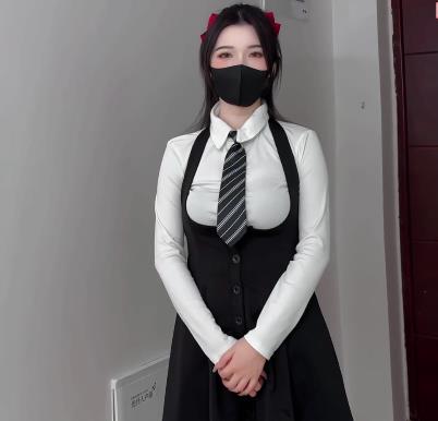 《狐不妖》29分钟电竞陪玩小姐姐自拍视频,美颜棒棒糖手套魅力全开