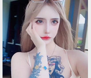 抖音网红金伊娜吃瓜视频：女神COS角色清晰记录情景事件