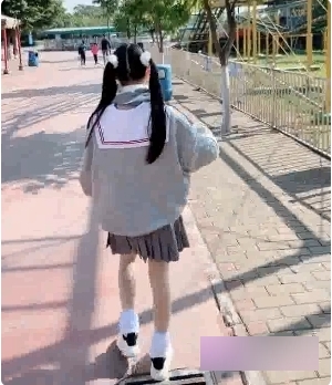 不禁想要走进她可爱的世界,一起感受她的魅力!