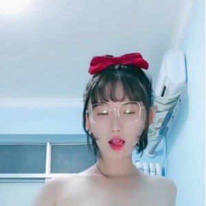 小九玥：年轻小美女的诱惑装扮，4.4g视频放飞自我