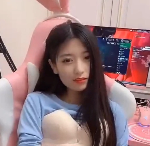 英雄联盟主播月月大小姐1v1挑战65m，精彩对决收藏无数