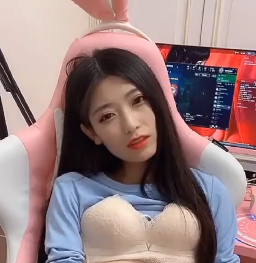 英雄联盟主播月月大小姐1v1挑战65m，精彩对决收藏无数