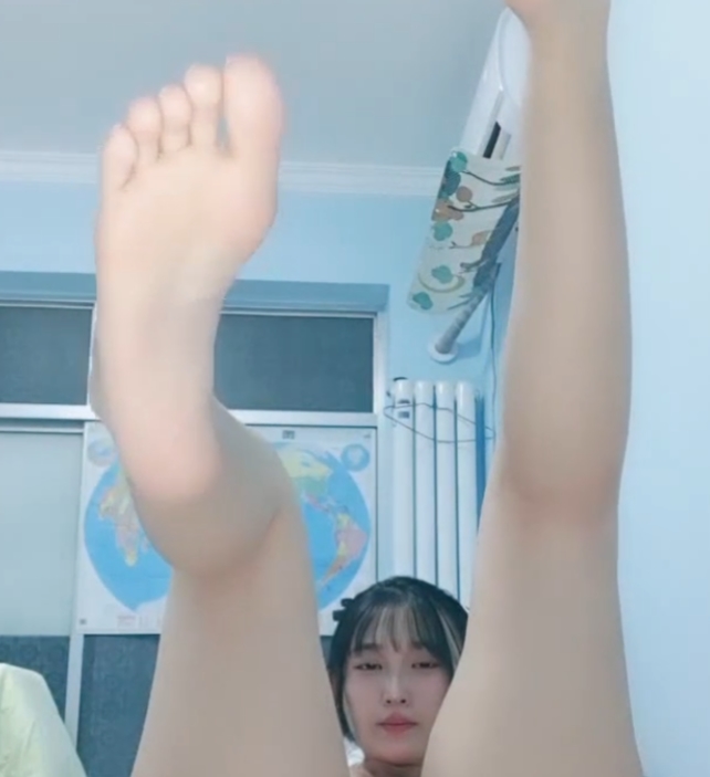 清纯美女热舞诱惑，扒拉神秘处放飞自我，4.14分钟喷涌不止