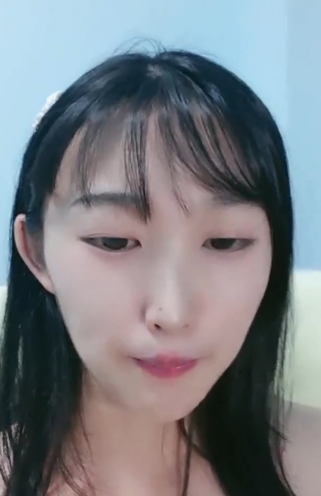 清纯美女热舞诱惑，扒拉神秘处放飞自我，4.14分钟喷涌不止