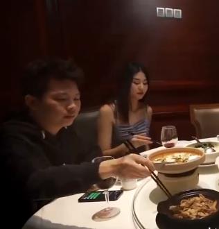 堕落人Q自拍大制作!4V-1.8G视频合集,换旗、车衣、棒棒糖应有尽有