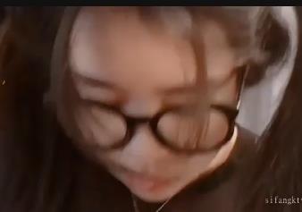 网络爆火学妹自拍视频10分钟，大眼镜黑丝妹露脸棒棒糖，下载观看