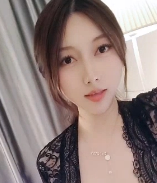 可甜可欲的大罩杯美女,收藏百度ED2K,视频大小适中