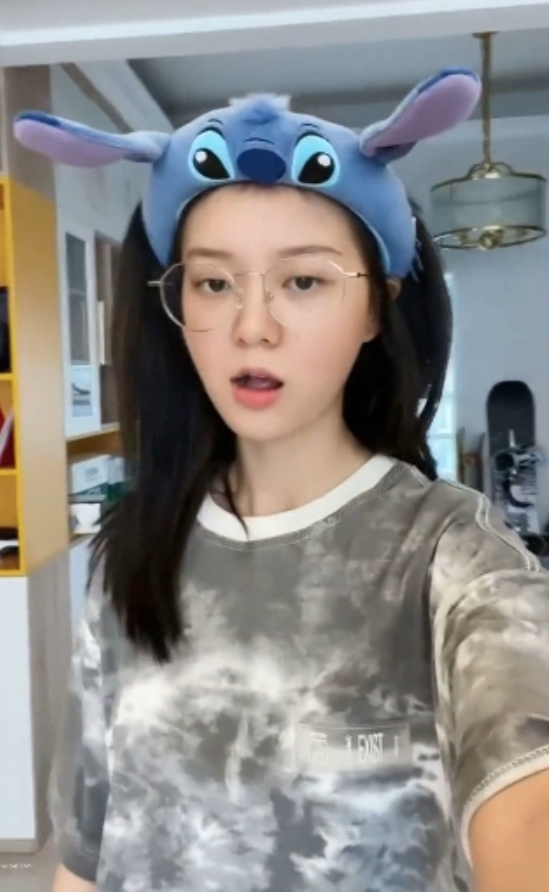 ```markdown[自行打包]抖音风双马尾弹力摇捣蒜手势舞合集[1100v+15.6G][百度盘]在这个视频合集中，展现了神秘的舞胀娆演绎抖音风格的双马尾弹力摇和捣蒜手势舞。总共包含1100多个视频，总大小达到15.6G，存储在百度盘上。这位视频主角外貌神秘迷人，舞姿优美独特，每个动作都充满活力和节奏感。合集由自己整理打包，涵盖了抖音风格的双马尾弹力摇和捣蒜手势舞。尽管已删除大部分重复内容，仍