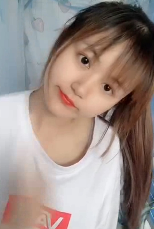 大四妹子独自宿舍直播，视频丰富多样，收藏量飙升12v4.16g