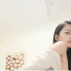 以及分享自己的喜好和心情，让观众更加了解她的真实一面。她的直播风格自然真实，没有刻意追求热点话题或炒作，更多的是在展现自己的个性和才华。这种真诚和独特的直播方式