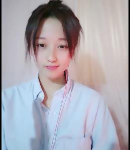 笑起来迷人的黄瓜妹自拍视频，颜值高韵味足，时长50分钟