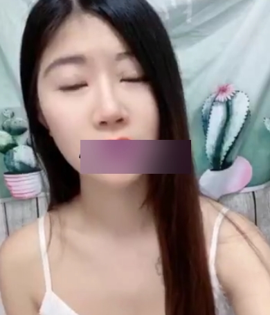 网红玲玲:身段纤细吸引男粉丝,作品合集精彩不容错过