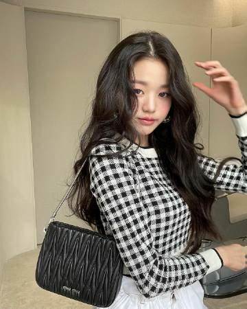 东北美少女Lisa：高挑身材性感风格，舞蹈才艺黑色蕾丝诱惑服装，直播间经济收益