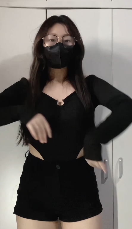 [转载搬运]+推特新晋热舞福利姬无刺榴莲+最新变装热舞合集+[10V+1.15G][百度盘]