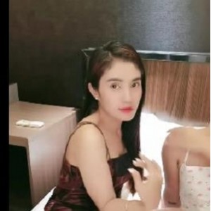 “超火！酒店多人直播！[6V4.3G]”—独家完整版时长五小时，女主角尽显魅力，让您欲罢不能！