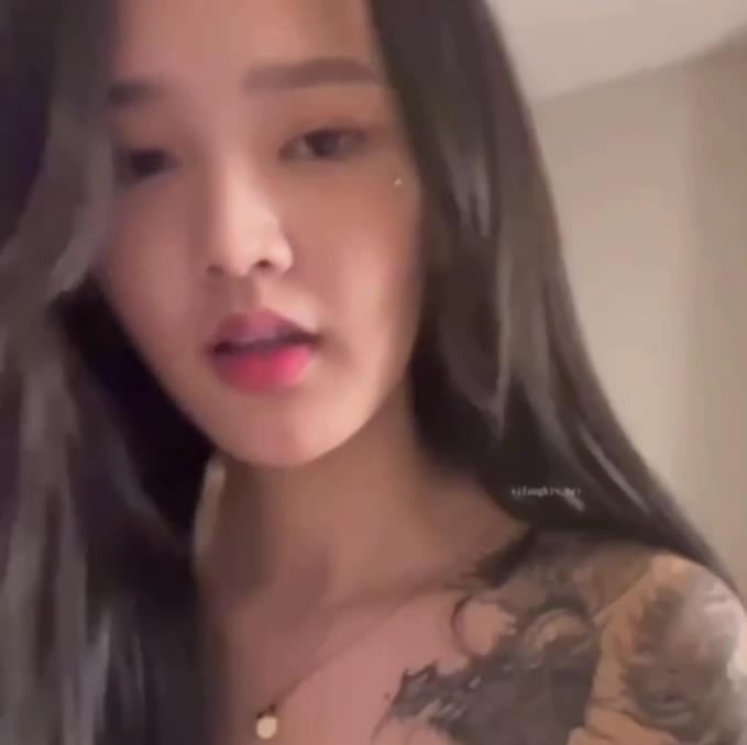 优质清纯嫩妹自拍合集1V643M，闺蜜通知美食分享