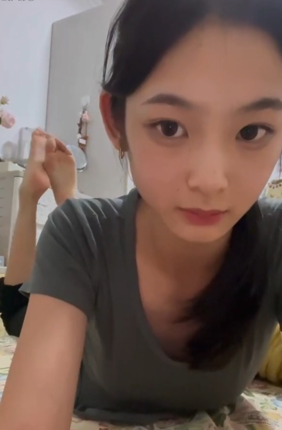 迷人嫩脚：女大学生瑜s宿舍视频30v450M永久有效