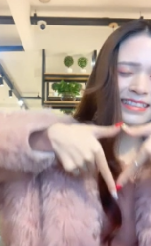 高颜值女神主播依依哇户外网吧最新合集1V905M，塞跳弹放飞自我