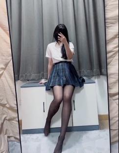 抖音嫩萝L不露脸MomoYih自拍合集17V5.1G，幻影金龙首次被C