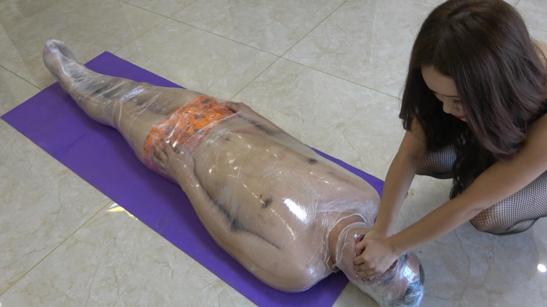 虐待视频+MP4+暴力感觉+保鲜膜束缚窒息，虐脸，滴蜡+1V27M+高压体验+冷柔的极限玩法