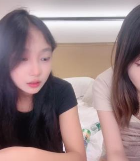 午夜房小艺同学10P疯狂资源1.63G嗨爆版