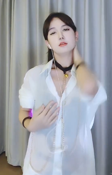 花椒宁依纯私藏31部热舞合集26G水蜜桃身材