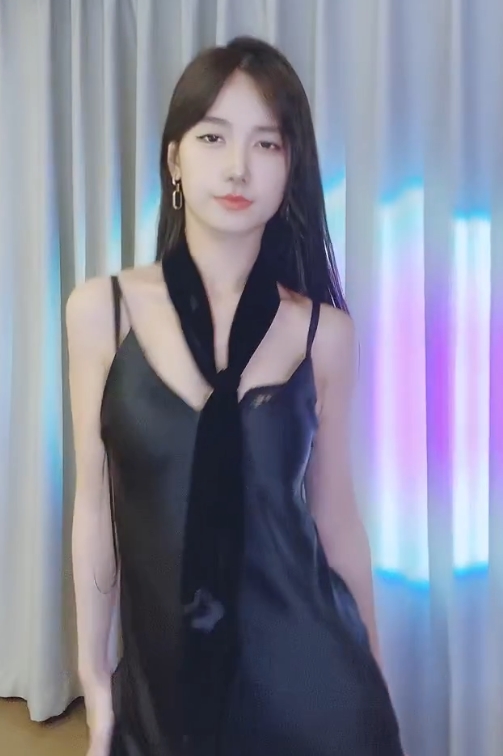 花椒宁依纯私藏31部热舞合集26G水蜜桃身材