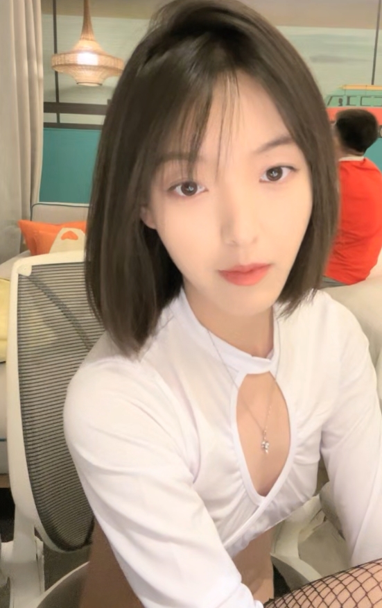 INS熙颜纯欲天花板反差实录106部149G居家舞蹈