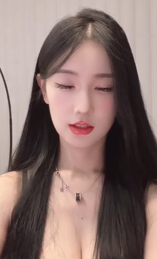 B站劲爆资源！宁依纯大哥视角闪现神秘区1V701M