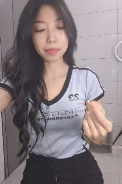 推特大长腿小狗湿身合集135部136G超火辣