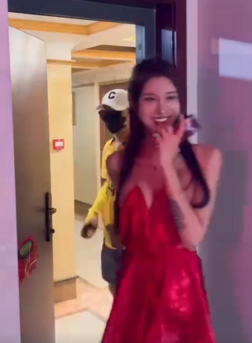 小草莓戴欣桐TS女神合集43V1.76G火辣网盘