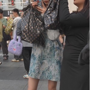 超撩人花裙小姐姐商场实拍1部655.9MB街拍