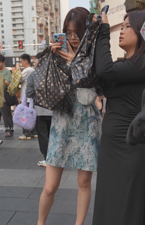 超撩人花裙小姐姐商场实拍1部655.9MB街拍