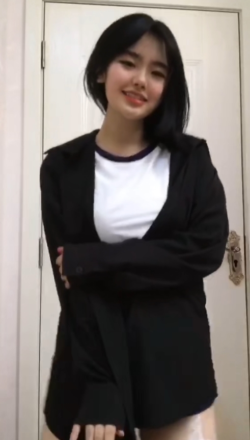 网红在下小羊皮皮虾娇小可人合集8部1.02G真会扭