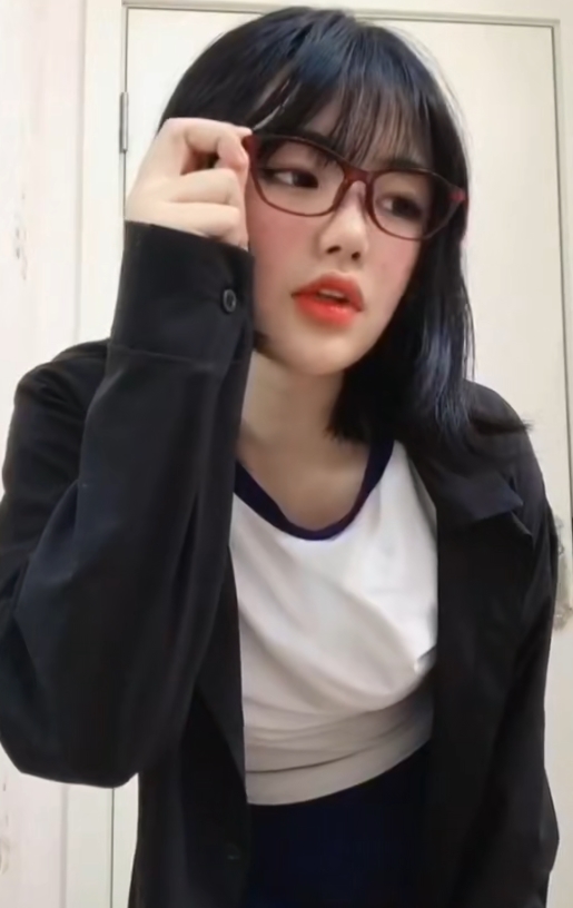 网红在下小羊皮皮虾娇小可人合集8部1.02G真会扭